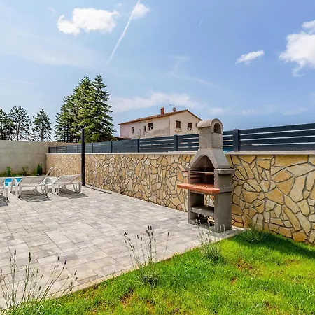 Будинок відпочинку Lovely In With Wifi *