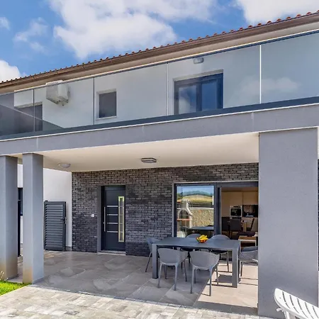 Будинок відпочинку Lovely In With Wifi Пула