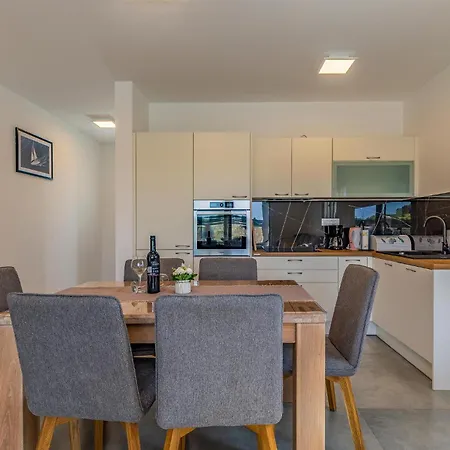 Gorgeous In With Kitchen Holiday home *