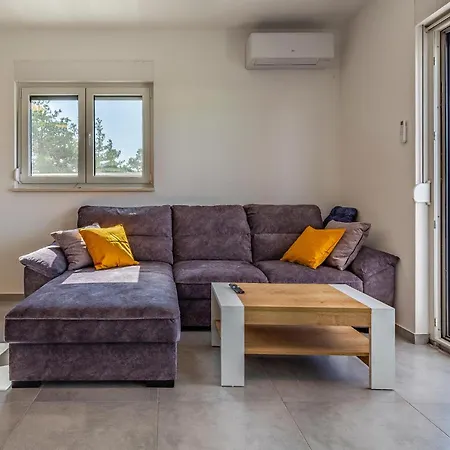 Lovely In With Wifi Prázdninový dům Pula